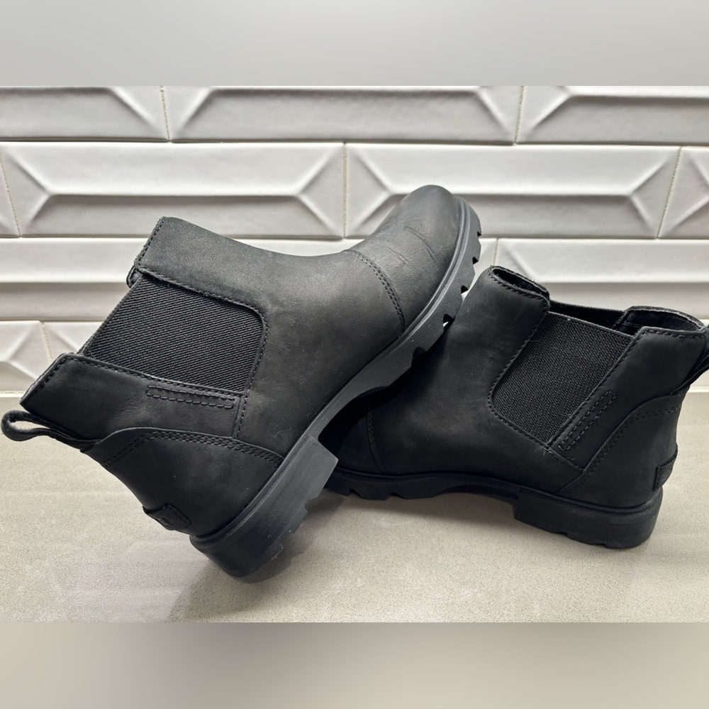 New SOREL Women's Emelie lll Chelsea Waterproof Bootie size 7 (New Condition)